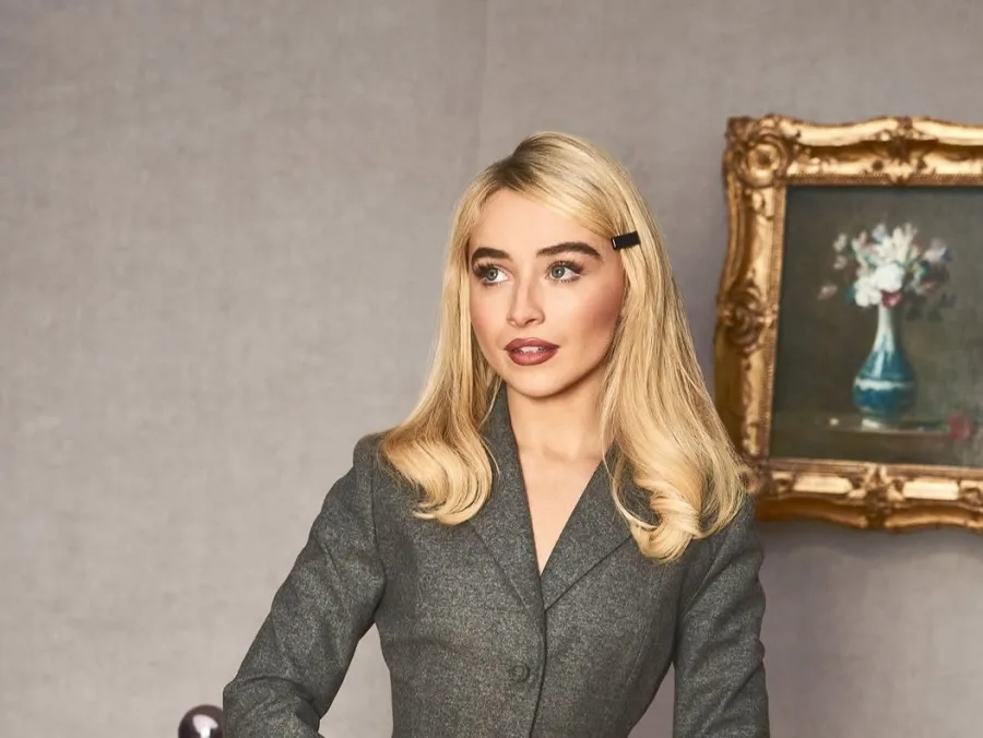 Η Sabrina Carpenter με εμβληματικό look στο ντεφιλέ του οίκου Dior στο Παρίσι.