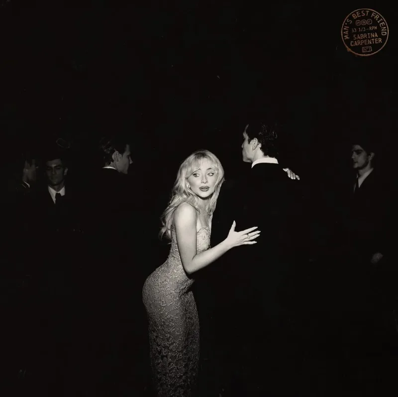 Η Sabrina Carpenter ποζάρει για το εξώφυλλο του νέου της άλμπουμ Man’s Best Friend.