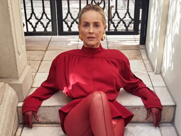Η Sharon Stone ποζάρει για τη νέα καμπάνια του οίκου μόδας Mugler.