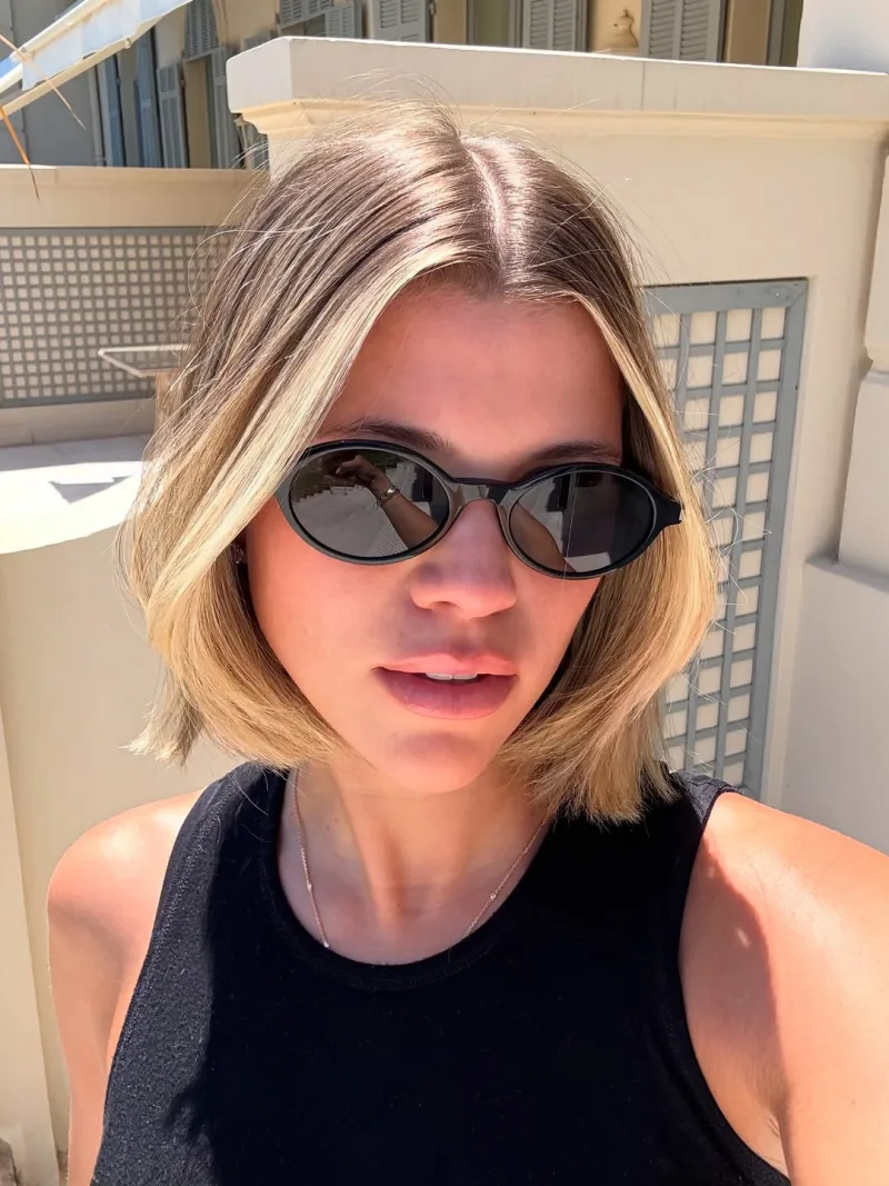 Η Sofia Richie Grainge με το νέο της κομψό long bob κούρεμα για το καλοκαίρι.