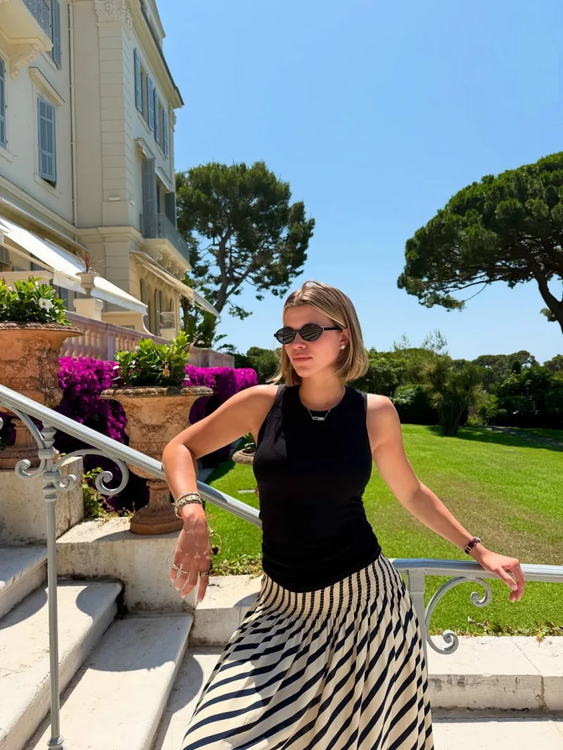 Η Sofia Richie Grainge ποζάρει με το νέο της κομψό καρέ κούρεμα (long bob) για το καλοκαίρι.