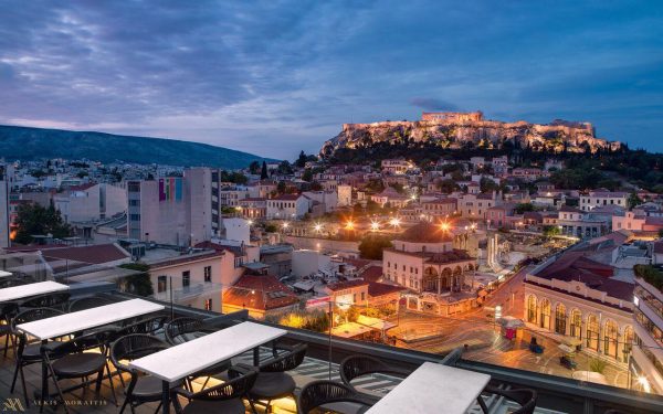 5 rooftops στην Αθήνα που σε ταξιδεύουν με θέα την Ακρόπολη και κοκτέιλ στο χέρι