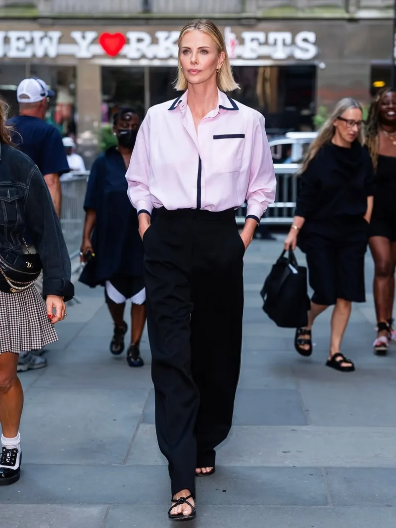Η Charlize Theron με κομψό στυλ στους δρόμους της Νέας Υόρκης.