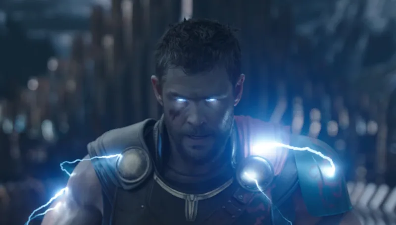 Σκηνή από την ταινία Thor: Ragnarok της Marvel με τον πρωταγωνιστή Thor.