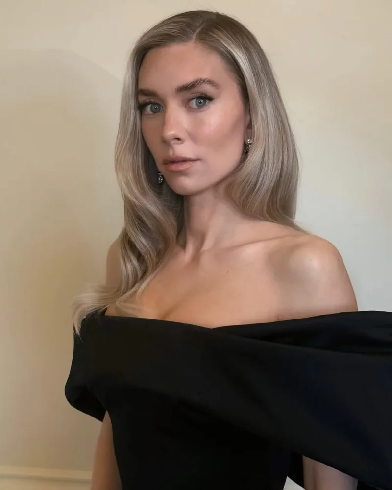 Η Vanessa Kirby με φουσκωμένη κοιλιά στο κόκκινο χαλί φεστιβάλ στο Μεξικό, αποκαλύπτοντας την εγκυμοσύνη της.