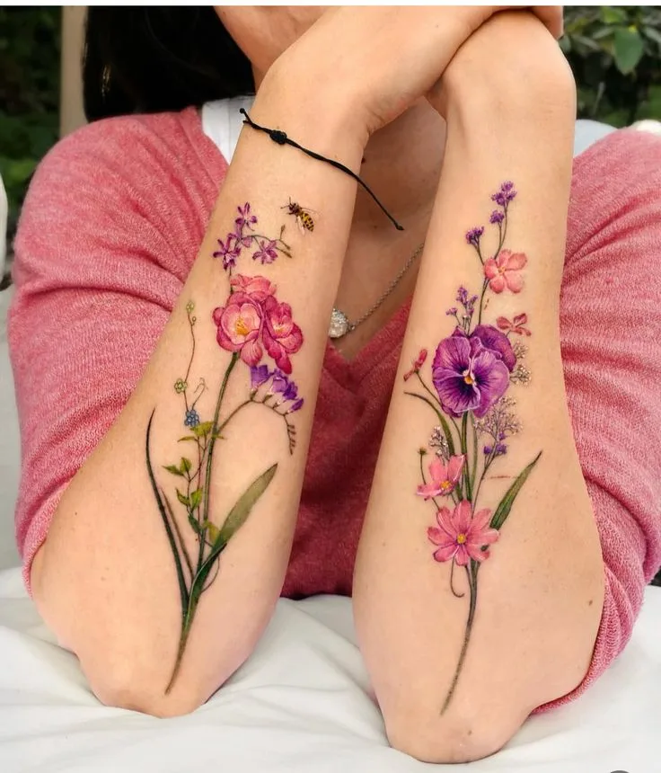 Ένα καλλιτεχνικό tattoo με την τεχνική watercolor (νερομπογιά) σε έντονα χρώματα πάνω στο δέρμα.