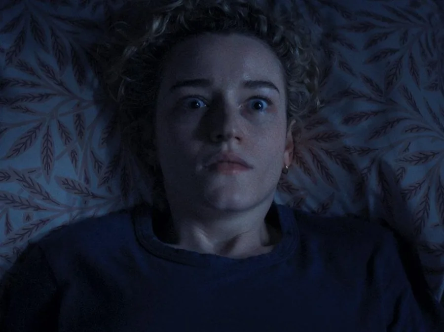 Οι ηθοποιοί Julia Garner και Josh Brolin στην ταινία τρόμου Weapons του Zach Cregger.