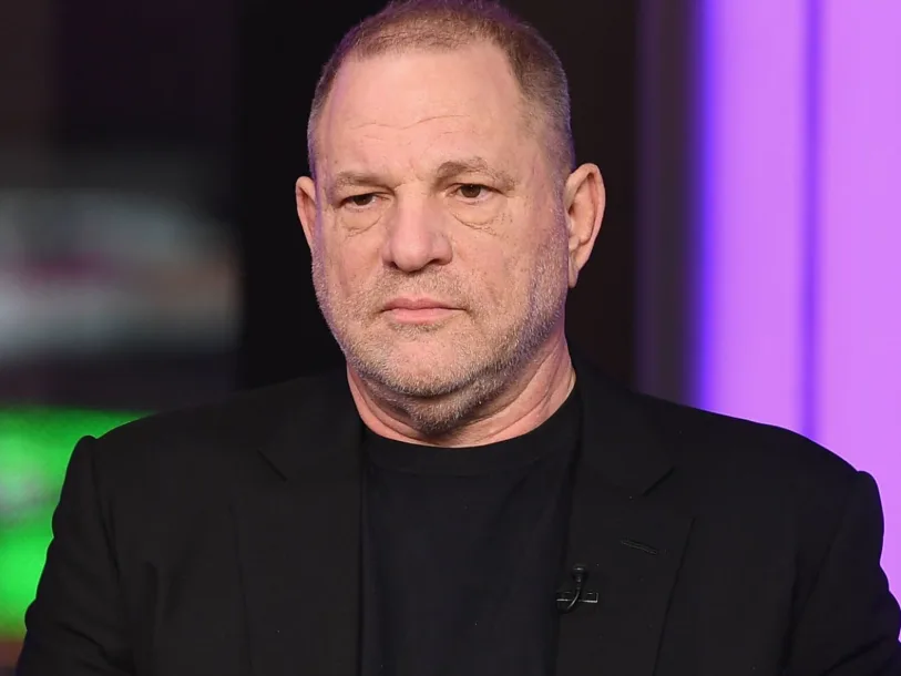 Ο Harvey Weinstein σε φωτογραφία από το IMDB, στο πλαίσιο της καταδίκης του για σεξουαλική κακοποίηση.