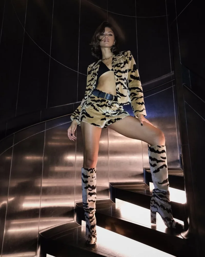 Η Zendaya σε κομψή εμφάνιση που δημιουργεί τάσεις στη μόδα, από τον προσωπικό της λογαριασμό στο Instagram.
