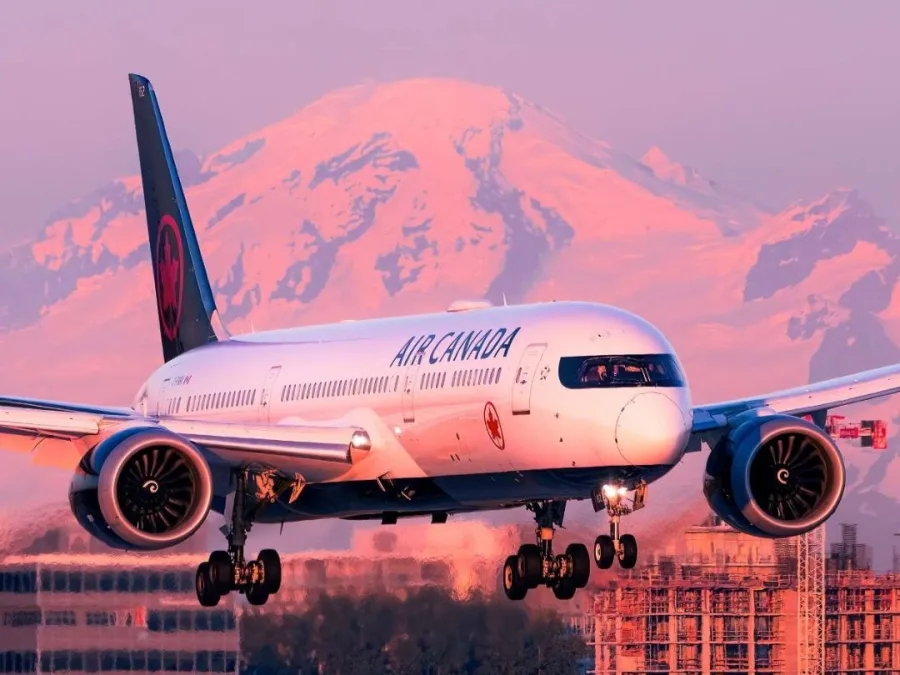 Αεροσκάφος της Air Canada για την πρώτη all-LGBTQ+ πτήση στο πλαίσιο του Pride Month.