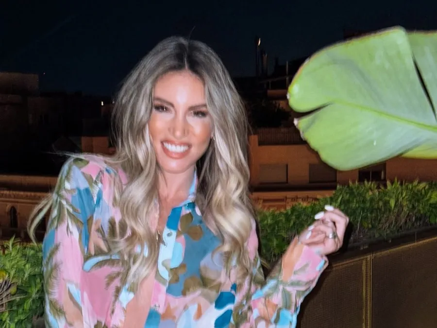 Η Αθηνά Οικονομάκου ποζάρει δείχνοντας το μονόπετρο δαχτυλίδι του αρραβώνα της.