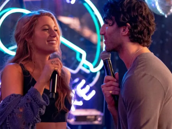 Η Blake Lively και ο Justin Baldoni στην ταινία It Ends with Us εν μέσω της νομικής τους διαμάχης.