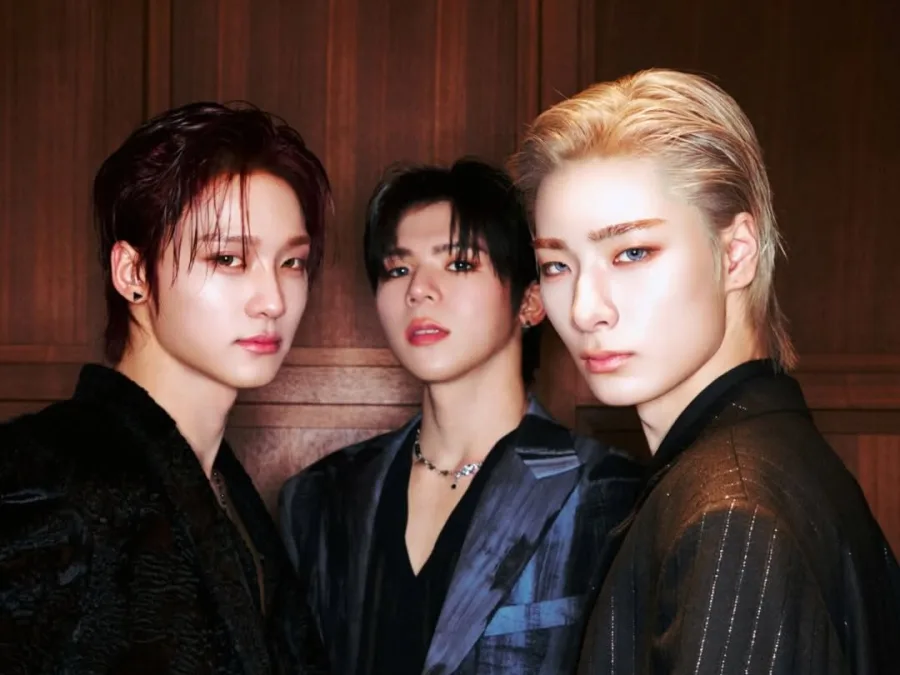 Τα τρία μέλη του K-pop συγκροτήματος Big Ocean ποζάρουν με κοστούμια.