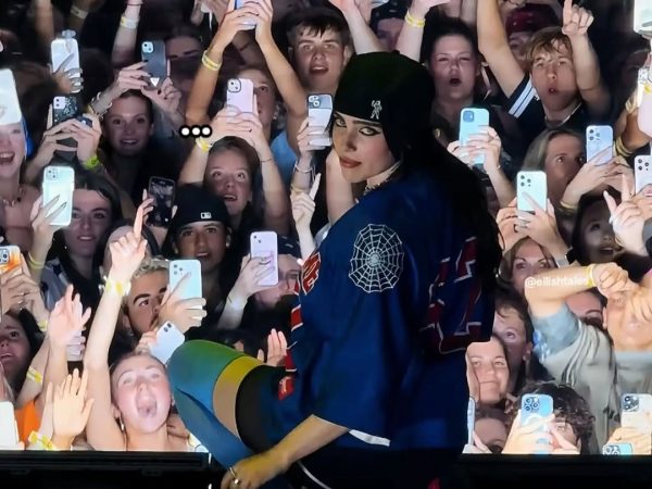 Το φιλί της Billie Eilish και του Nat Wolff «τάραξε» τα νερά της Βενετίας