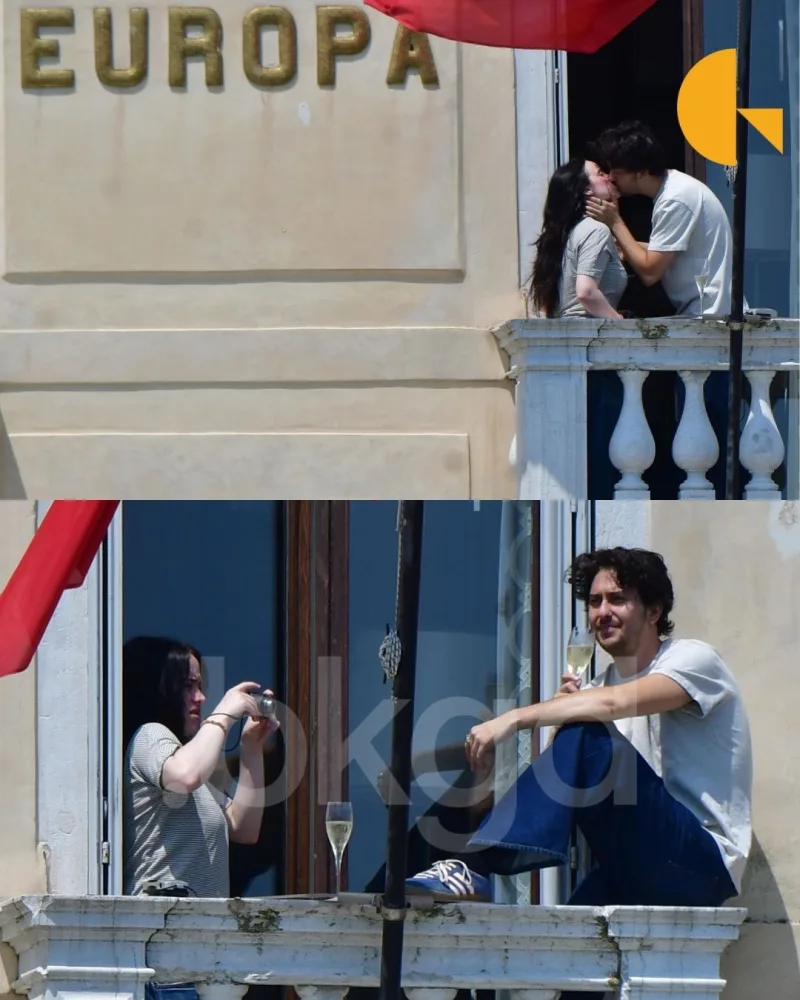 Η Billie Eilish και ο Nat Wolff ανταλλάσσουν ένα φιλί σε μπαλκόνι στη Βενετία.
