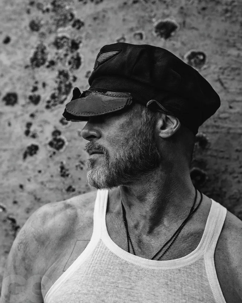 Ο Brad Pitt σε φωτογράφιση για το περιοδικό British GQ με αφορμή τη νέα του ταινία για την F1.