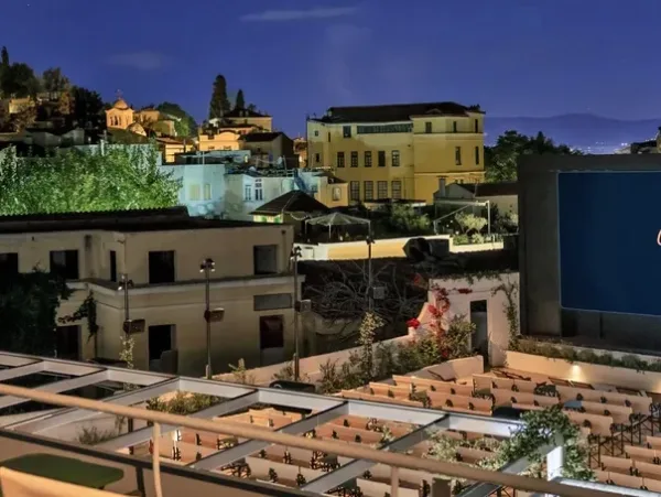 Θερινό σινεμά με άρωμα γιασεμιού, μουσική υπόκρουση τζιτζικιού και δροσιά νυχτολούλουδου