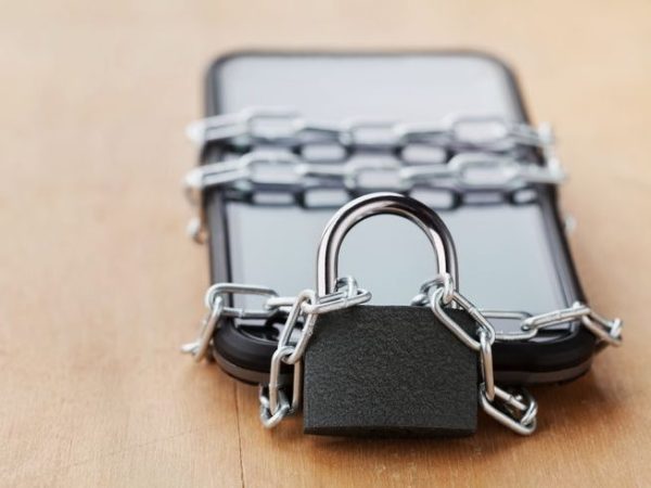 Digital Detox: Η επιστροφή των dumbphones – Γιατί όλο και περισσότεροι εγκαταλείπουν τα smartphones