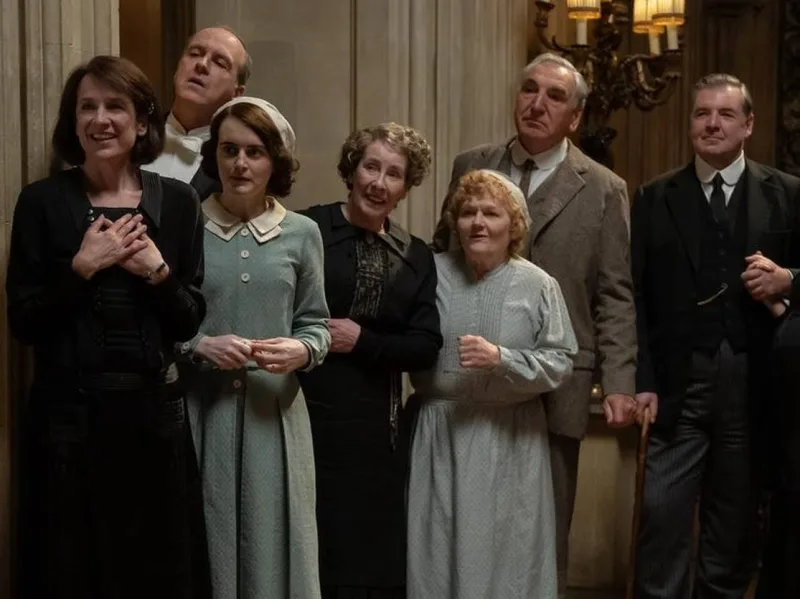Σκηνή από την ταινία Downton Abbey: The Grand Finale με το υπηρετικό προσωπικό.