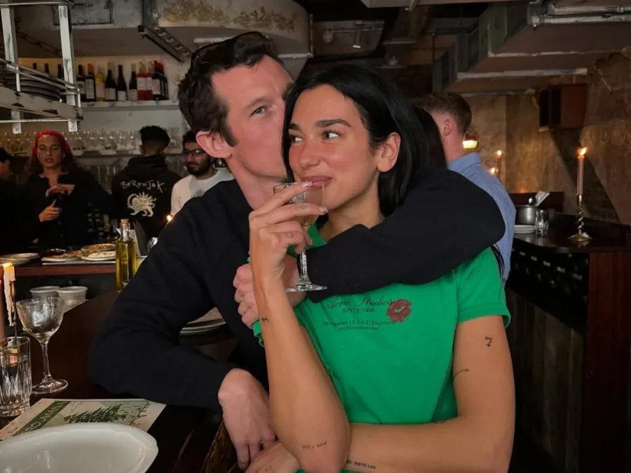 Η Dua Lipa ποζάρει για το Instagram μετά την είδηση του αρραβώνα της με τον Callum Turner.