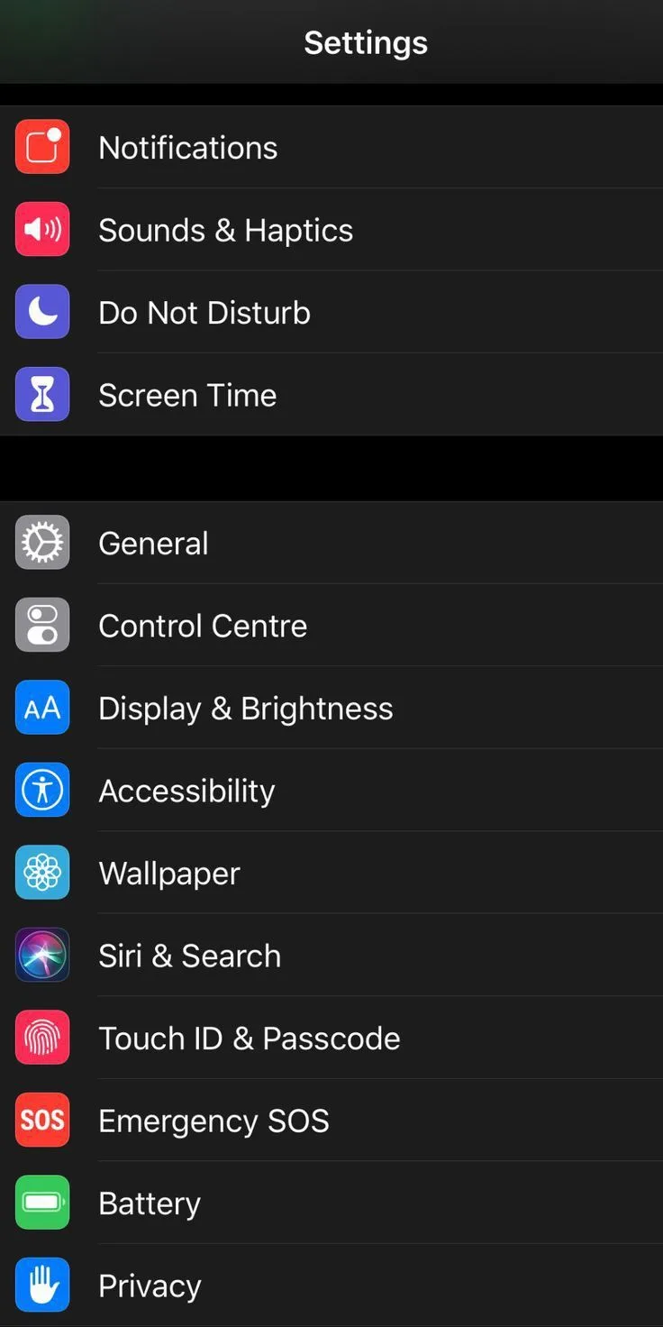 Κοντινό πλάνο ενός iPhone με το μενού των ρυθμίσεων ανοιχτό για βελτιστοποίηση της ταχύτητας και της μπαταρίας.