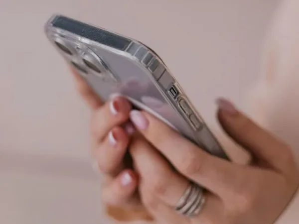 Κοντινό πλάνο ενός iPhone με το μενού ρυθμίσεων ανοιχτό για βελτίωση της ταχύτητας και της μπαταρίας.