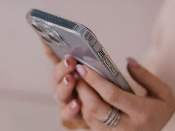 Κοντινό πλάνο ενός iPhone με το μενού ρυθμίσεων ανοιχτό για βελτίωση της ταχύτητας και της μπαταρίας.