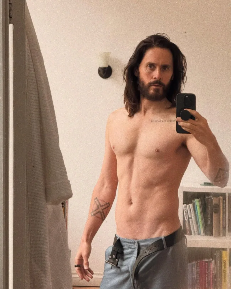 Πορτρέτο του Jared Leto από τον επίσημο λογαριασμό του στο Instagram, στο πλαίσιο άρθρου για καταγγελίες εις βάρος του.