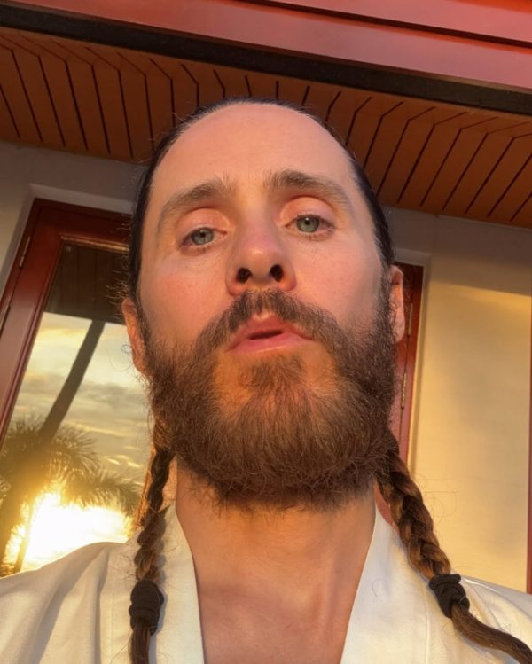 Πορτρέτο του Jared Leto από τον επίσημο λογαριασμό του στο Instagram, στο πλαίσιο άρθρου για καταγγελίες εις βάρος του.