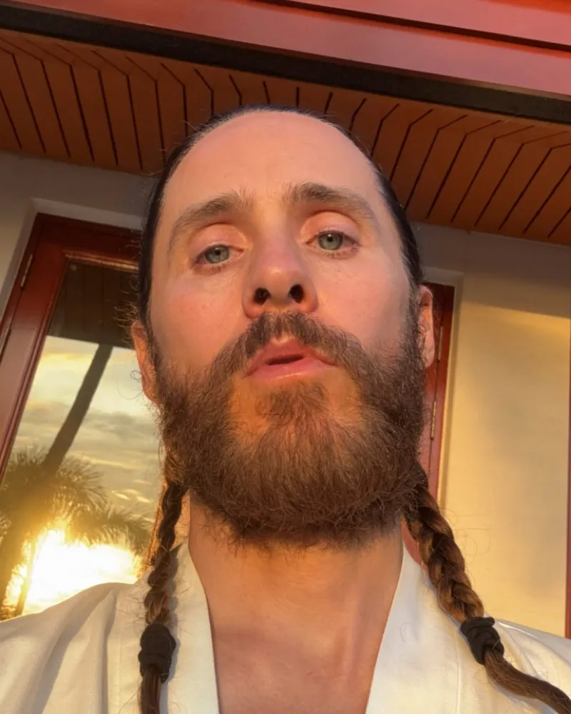 Πορτρέτο του Jared Leto από τον επίσημο λογαριασμό του στο Instagram, στο πλαίσιο άρθρου για καταγγελίες εις βάρος του.