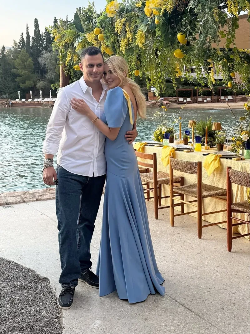 Η Κατερίνα Καινούργιου ως νονά στη βάπτιση του μικρού Μαρίνου με παραμυθένιο look.