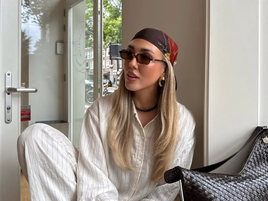 Η Sophie Kremer με καλοκαιρινό look και παρεό, ιδανικό για εμφανίσεις από το γραφείο μέχρι την παραλία.