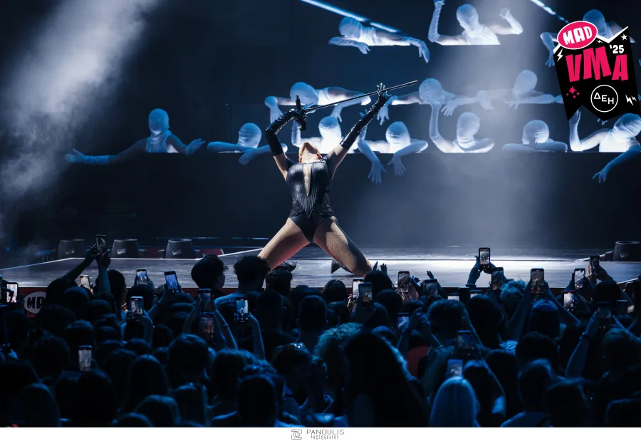 Η Κατερίνα Λιόλιου στη σκηνή των Mad VMA 2025 με μαύρο κορμάκι.