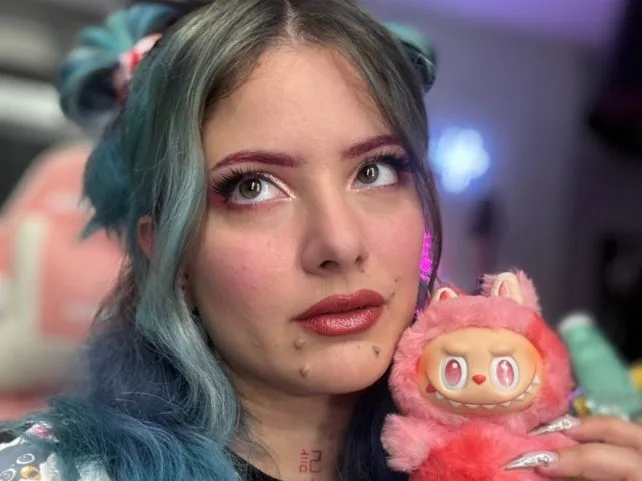 Η influencer Κατερίνα Βλάχου κρατάει ένα ροζ λούτρινο Labubu.