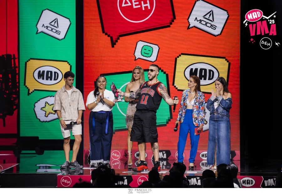 Καλλιτέχνες και απονεμητές στη σκηνή των Mad VMA 2025 από την ΔΕΗ.