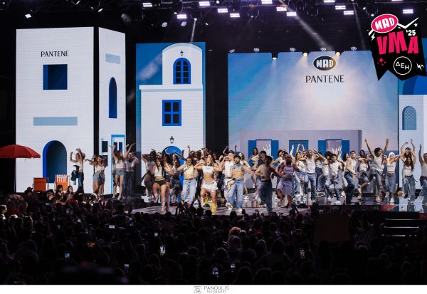 Mad VMA 2025 από την ΔΕΗ: Η LILA σε μια σκηνή γεμάτη χορευτές και «μανιάτικο» attitude