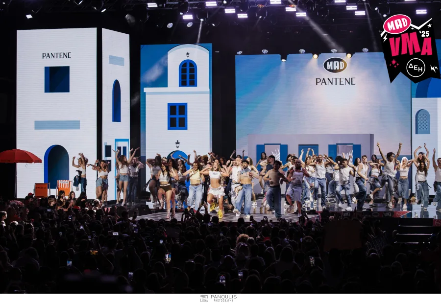 Η LILA στη σκηνή των Mad VMA 2025 με πολλούς χορευτές.