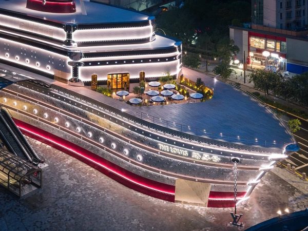 Ένα… Louis Vuitton «κρουαζιερόπλοιο» έδεσε στη Σανγκάη