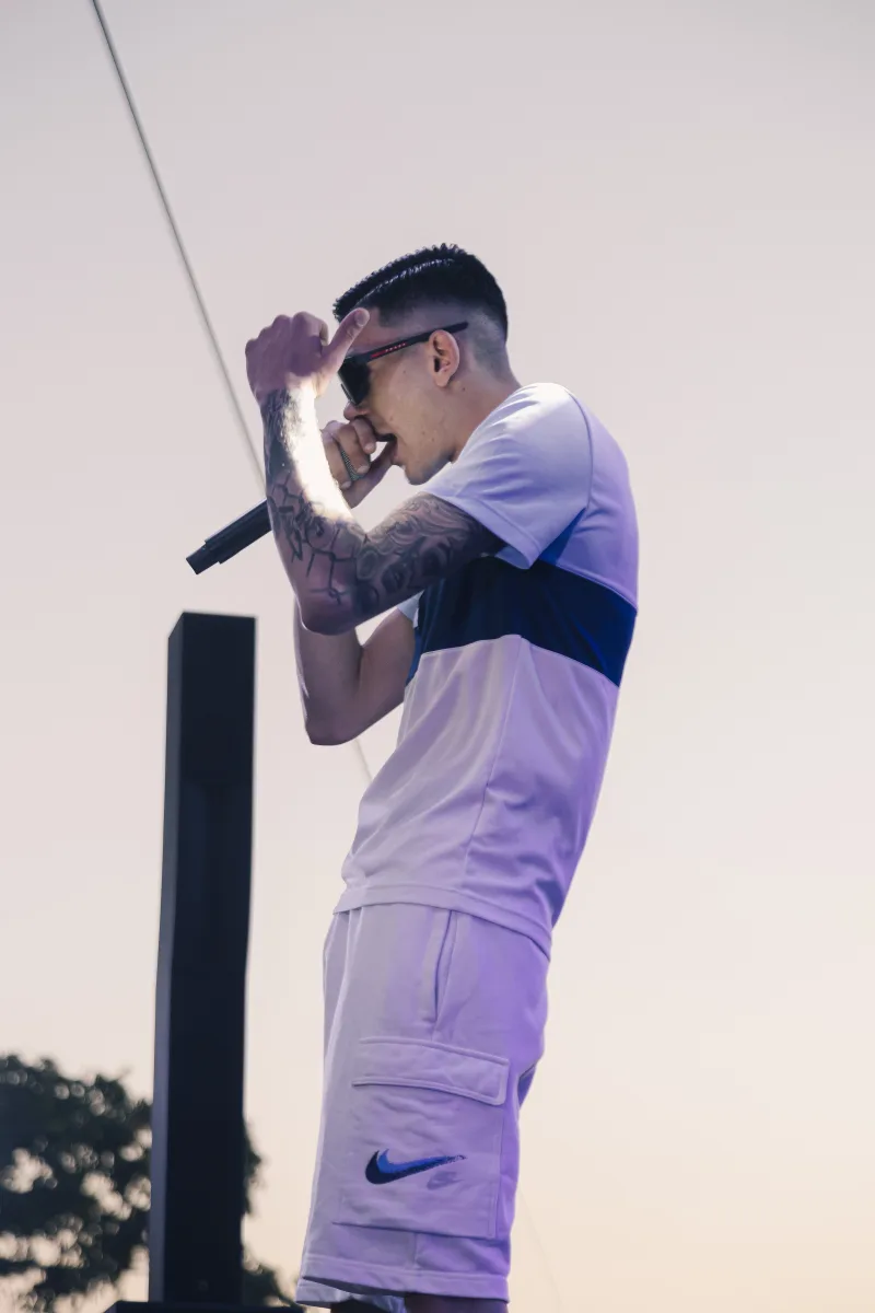 Ο Roi στη σκηνή του Mad VMA Village Festival από την ΔΕΗ.