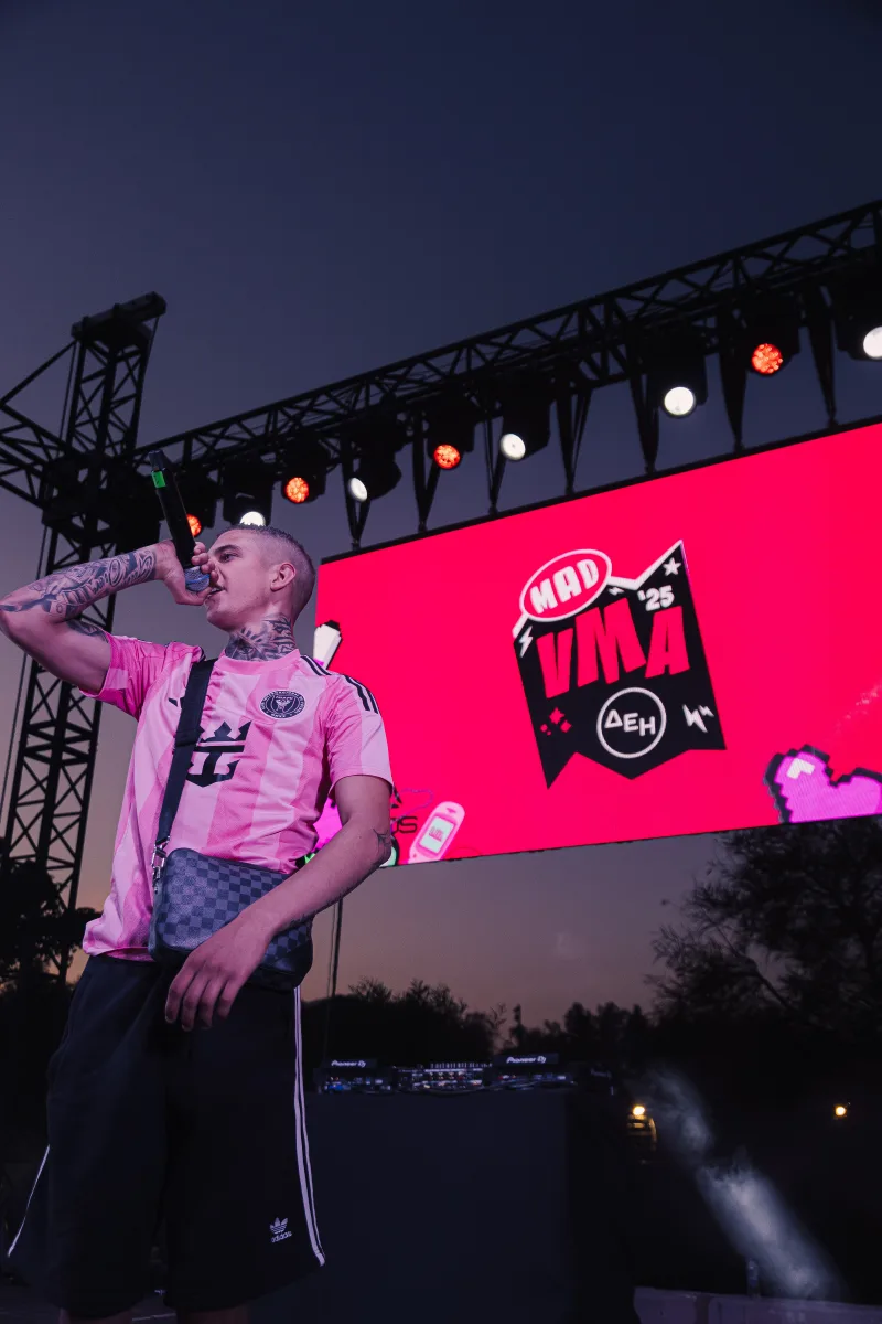 Ο Roi στη σκηνή του Mad VMA Village Festival από την ΔΕΗ.