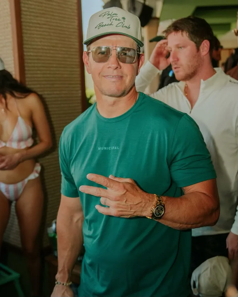 Η πολυτελής έπαυλη του Mark Wahlberg στο Beverly Hills που αγόρασε η Paris Hilton.