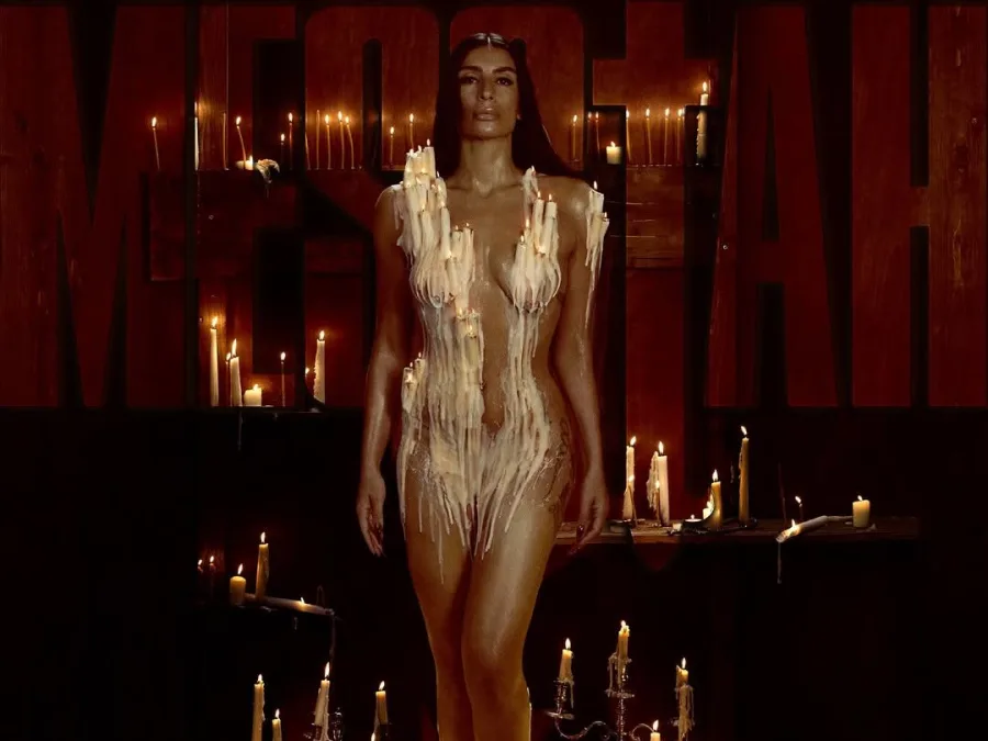 Η Sevdaliza με καλλιτεχνικό ένδυμα από κερί και αναμμένα κεριά στο φόντο.