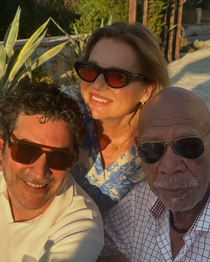 Ο Χριστόφορος Παπακαλιάτης και ο Morgan Freeman σε κοινή φωτογραφία από τις διακοπές τους στους Παξούς.