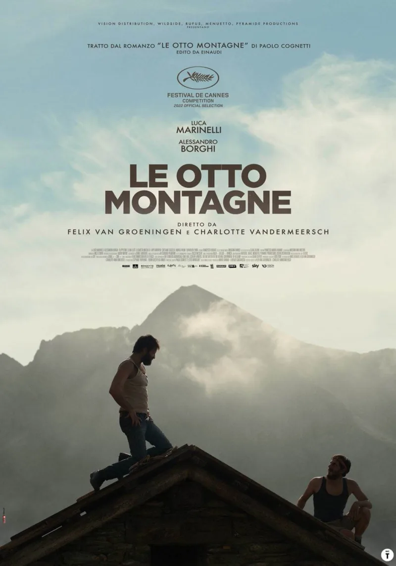 Αφίσα της ταινίας Le Otto Montagne με δύο άνδρες στην οροφή ενός σπιτιού σε ορεινό τοπίο.