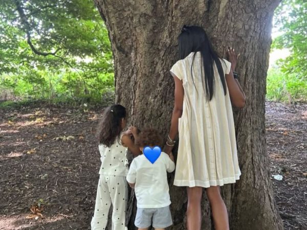 Η Naomi Campbell στην καρδιά του δάσους αγκαλιάζοντας δέντρα με τα παιδιά της