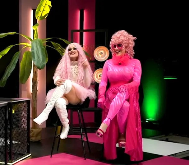 Δύο drag queens με ροζ ενδυμασίες και περούκες σε πλατό του NYXDrop.