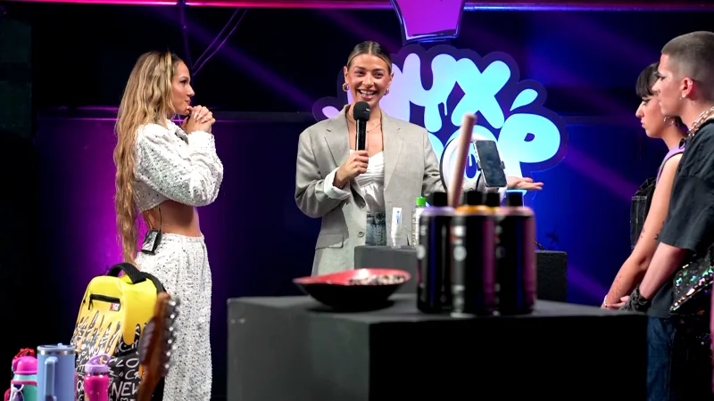 Στιγμιότυπο από το 7ο επεισόδιο του NYXDrop με διαγωνιζόμενους και παρουσιάστρια.