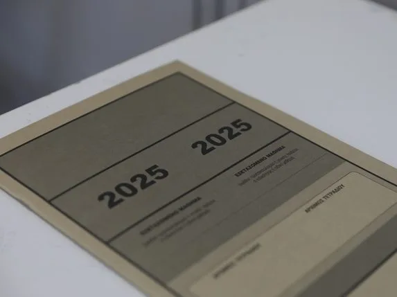 Τετράδιο Πανελλαδικών Εξετάσεων 2025 στο 1ο ΕΠΑΛ Αγίας Παρασκευής κατά την εξέταση του μαθήματος των Νέων Ελληνικών.