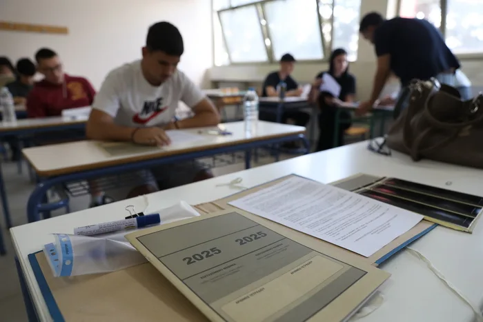 Μαθητές που πανηγυρίζουν για τις επιδόσεις τους στις Πανελλαδικές 2025.