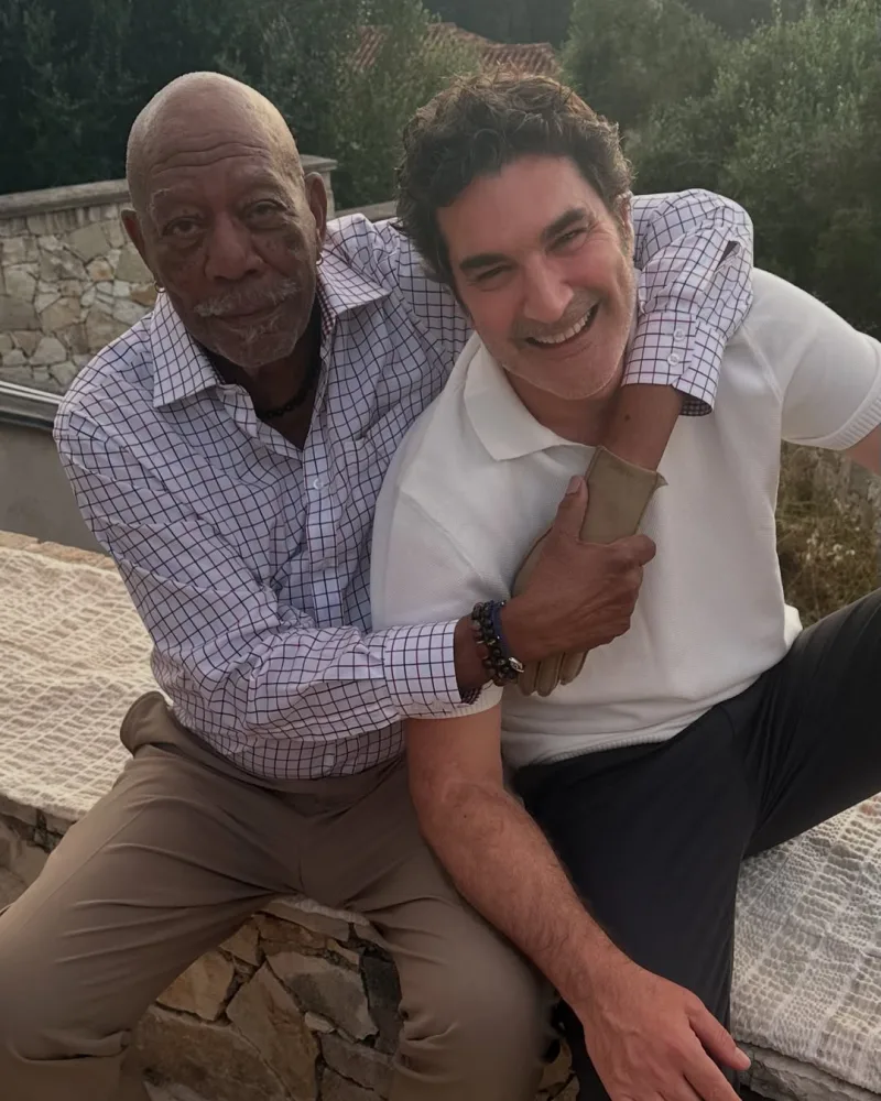 Ο Χριστόφορος Παπακαλιάτης με τον Morgan Freeman στους Παξούς σε καλοκαιρινή ανάρτηση στο Instagram.